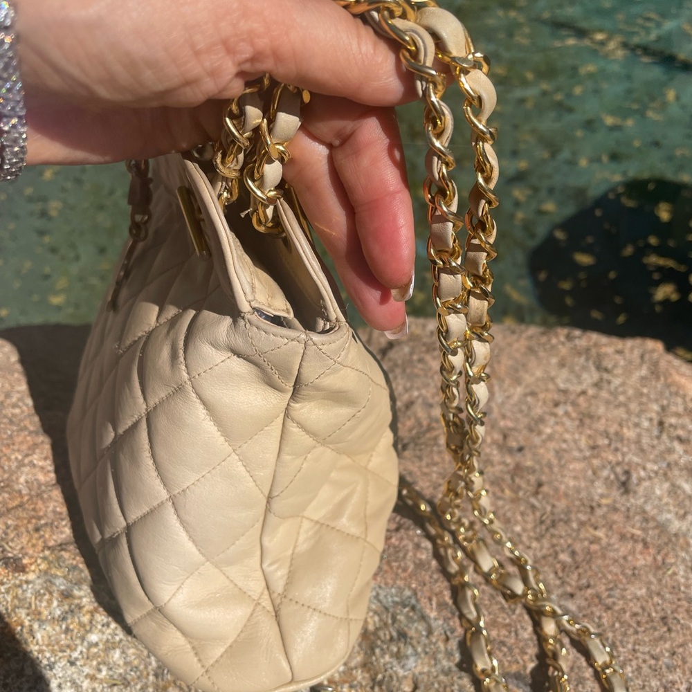 CHANEL Beige Quilted Shoulder Bag with Gold Chain - Picture 6 of 16